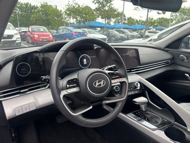 Used 2025 Hyundai Elantra Limited FWD image 10