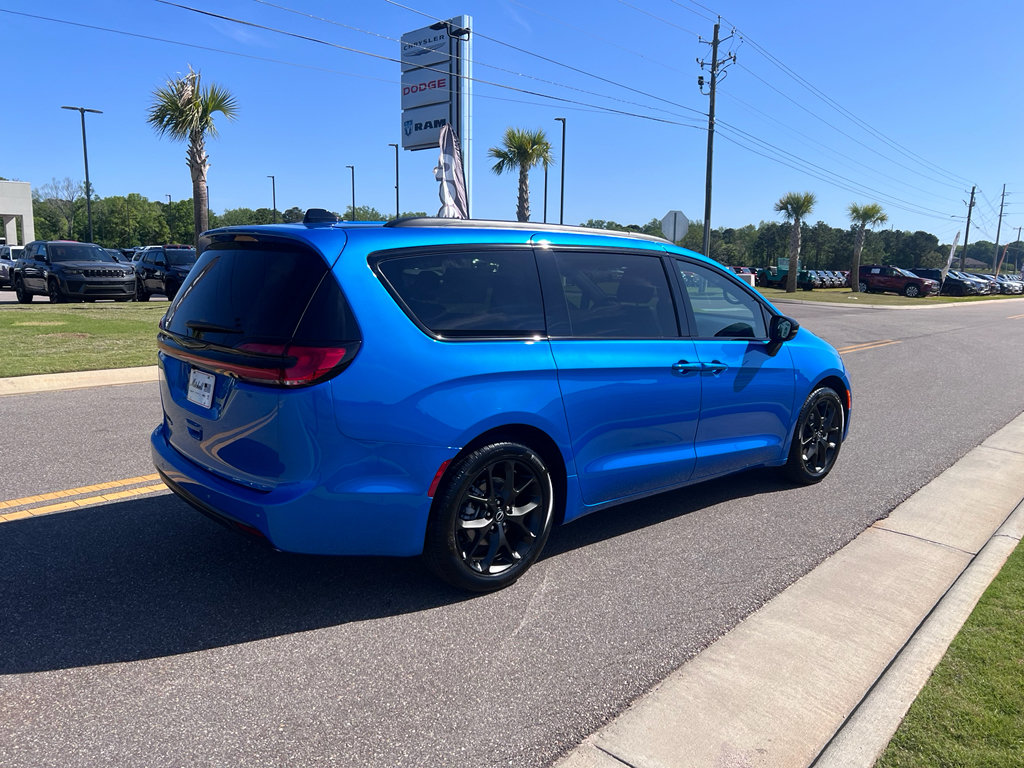 New 2026 Chrysler Pacifica Select w/ S Appearance Package FWD image 5
