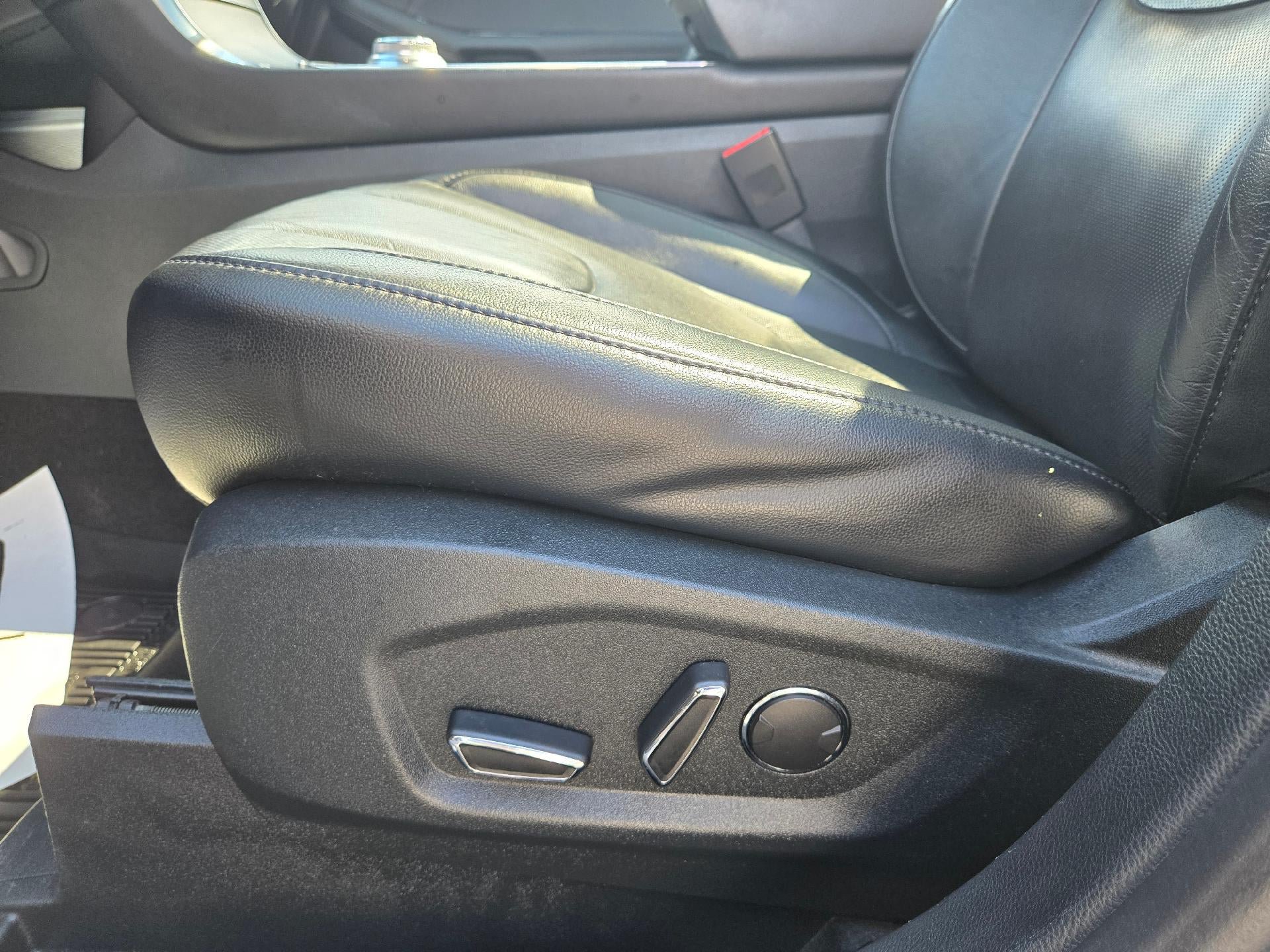 Used 2019 Ford Edge Titanium w/ Equipment Group 301A AWD/4WD image 16