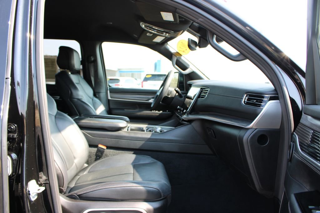 Used 2024 Jeep Wagoneer L Series II w/ Flexible Seating Group image 30