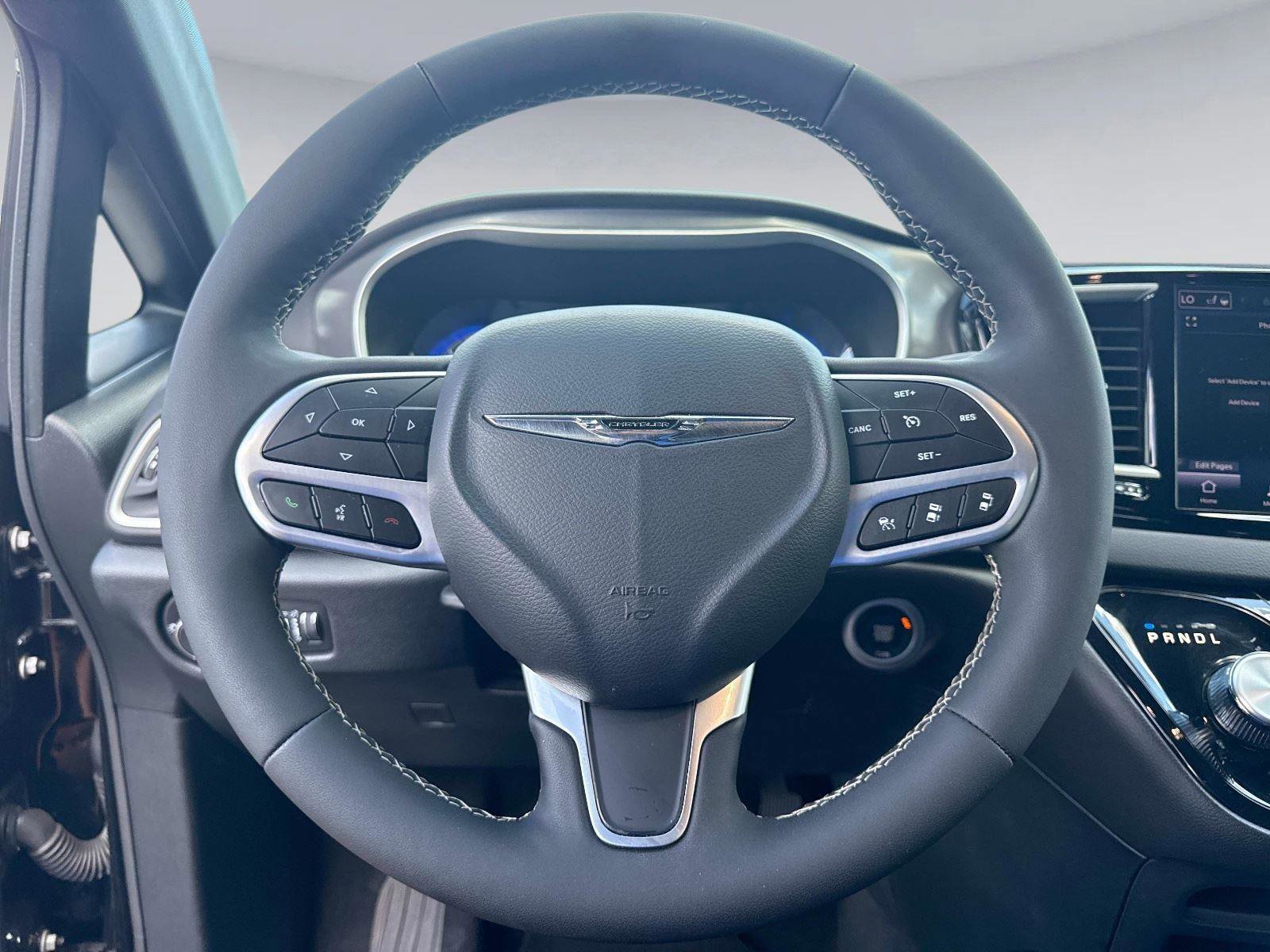 Used 2025 Chrysler Pacifica Select FWD image 28