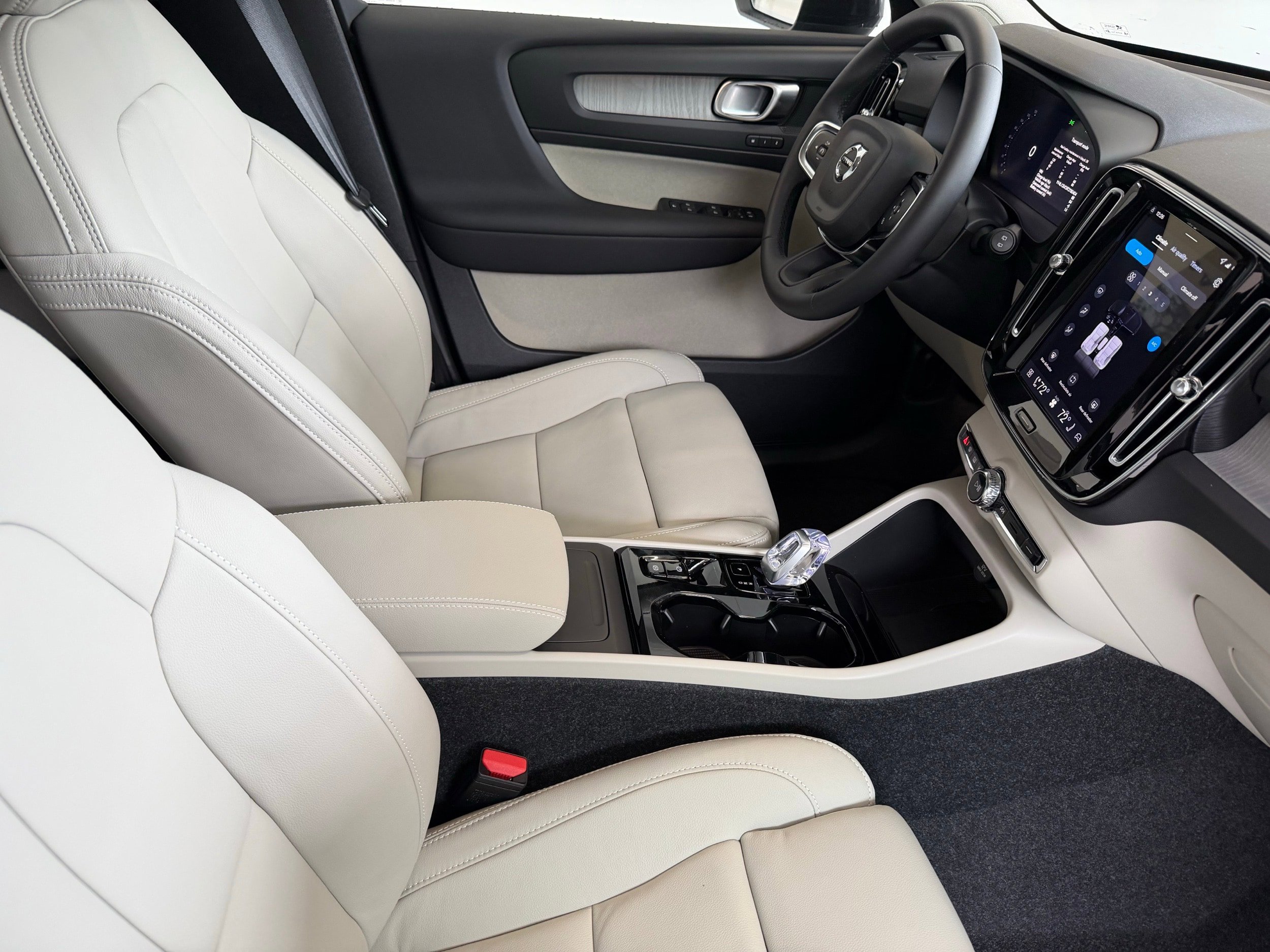 New 2026 Volvo XC40 B5 Plus w/ Climate Package AWD/4WD image 19