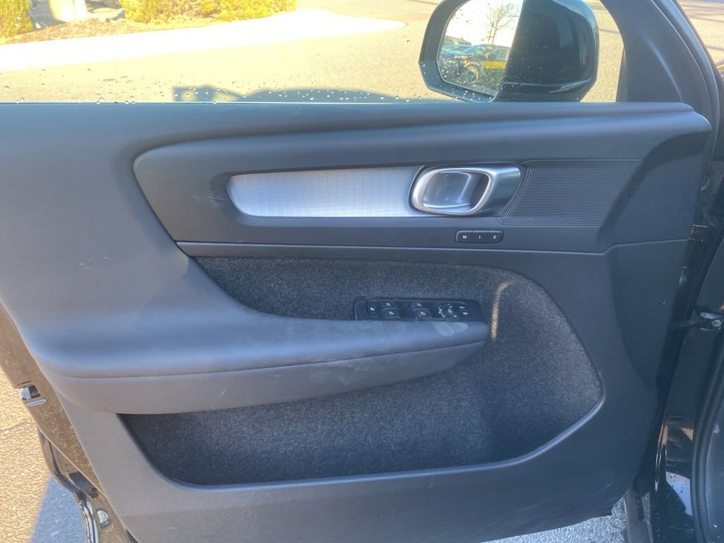 Used 2024 Volvo XC40 B5 Core image 10