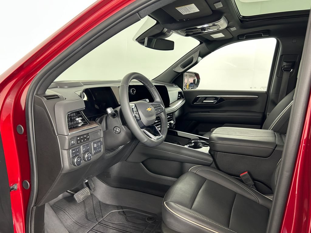 Used 2025 Chevrolet Suburban Premier w/ Sun And Tow Package AWD/4WD image 4