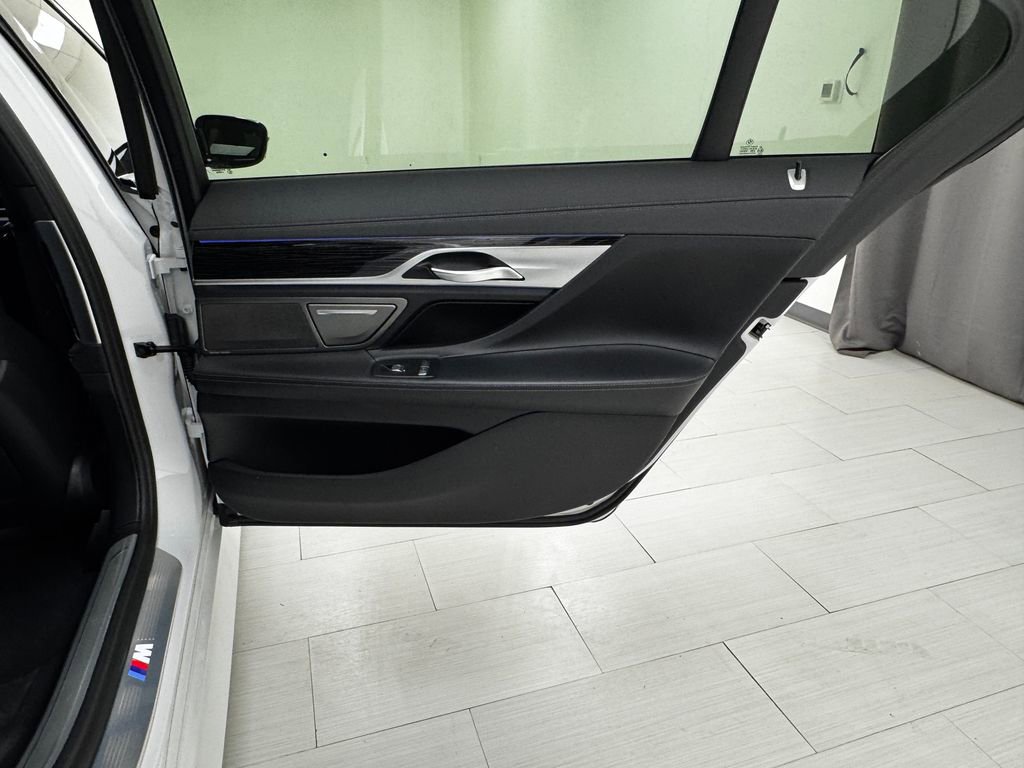 Used 2022 BMW 750i xDrive w/ Autobahn Package image 15