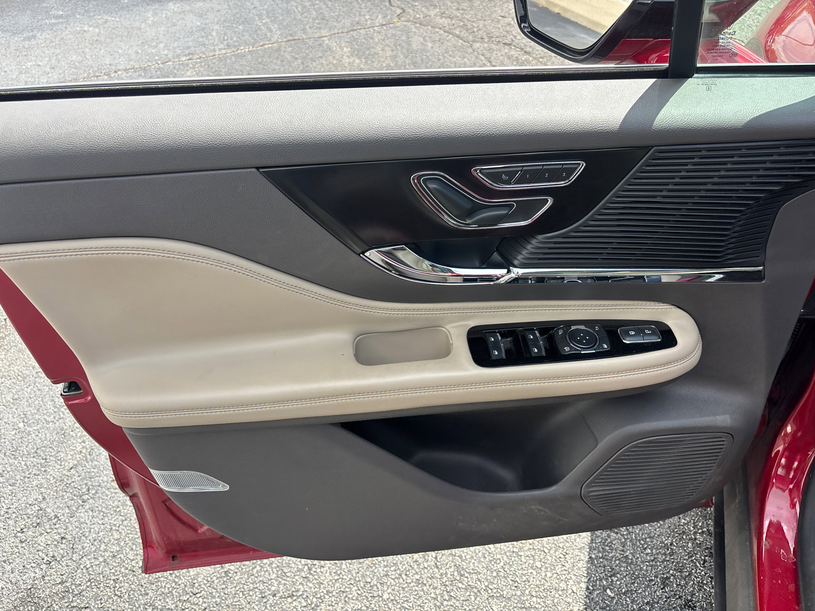 Used 2022 Lincoln Corsair AWD w/ Premium Package image 11
