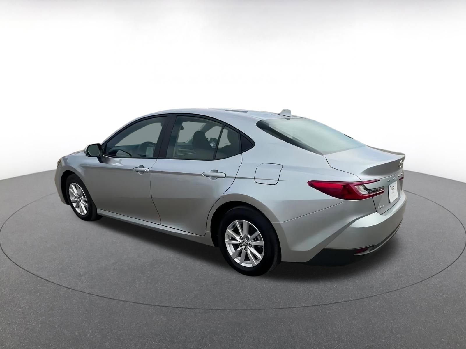 Used 2025 Toyota Camry LE image 10