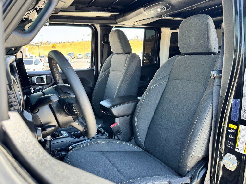Used 2024 Jeep Wrangler Unlimited AWD/4WD image 28