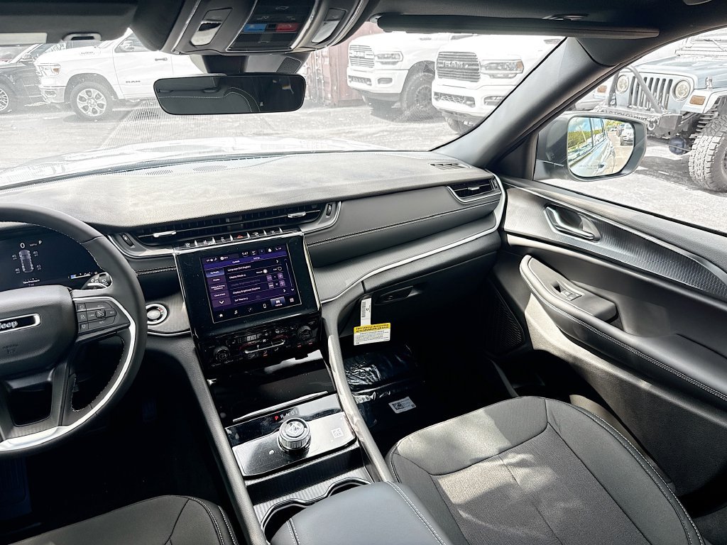 New 2025 Jeep Grand Cherokee Laredo w/ Luxury Tech Group I RWD image 24