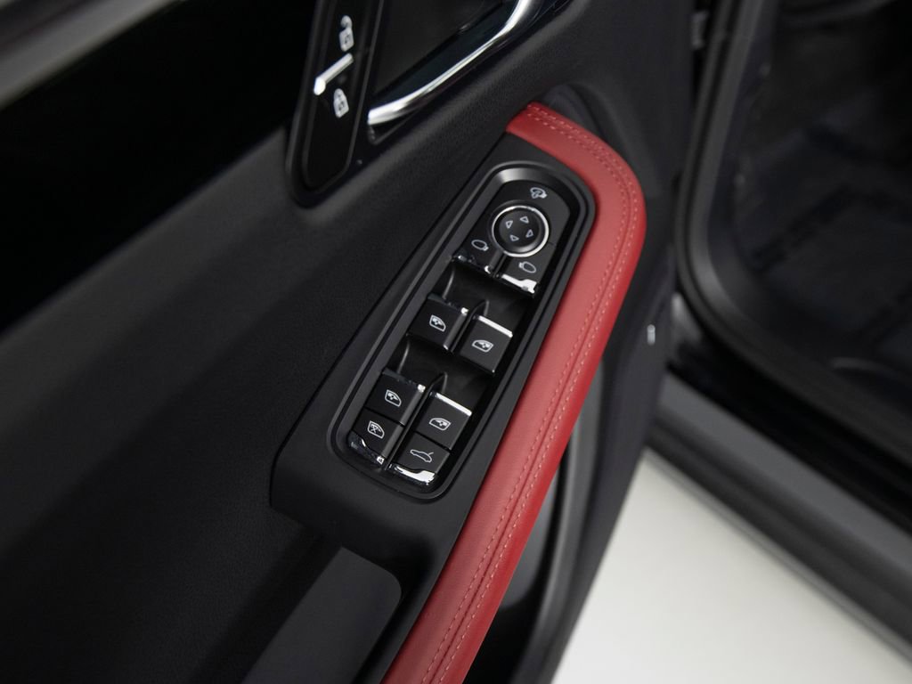Certified 2025 Porsche Macan AWD/4WD image 20