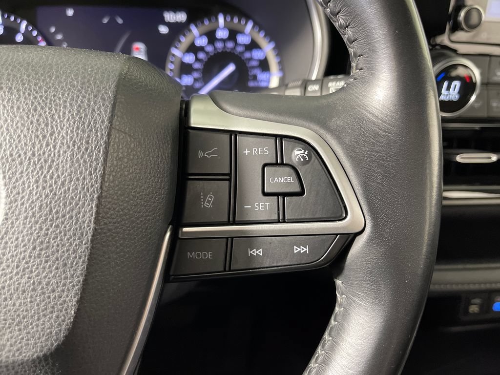 Used 2022 Toyota Highlander XLE FWD image 29