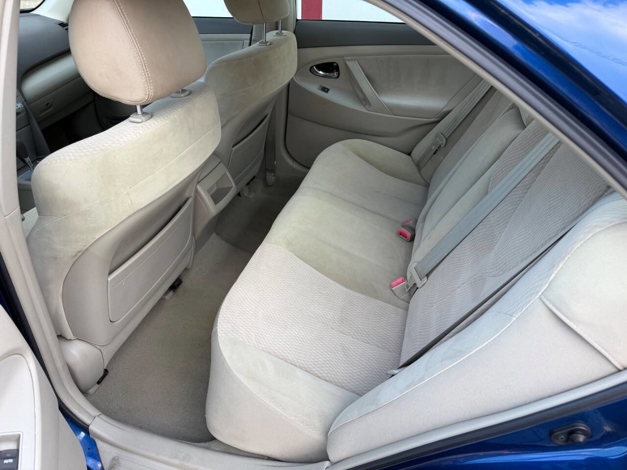 Used 2011 Toyota Camry LE FWD image 19