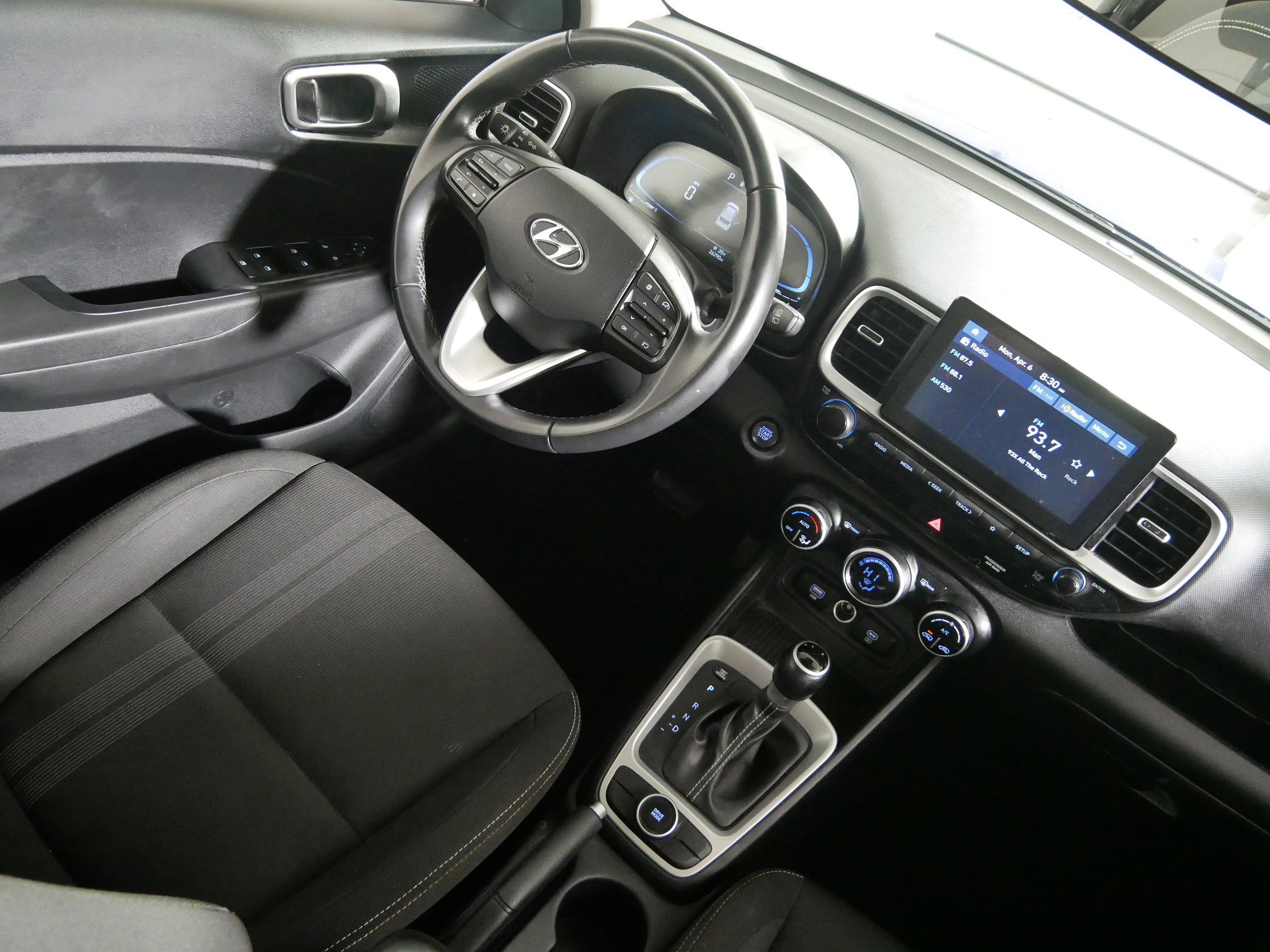 Used 2024 Hyundai Venue SEL image 9