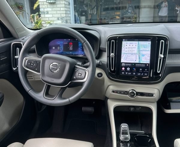 Used 2023 Volvo XC40 B5 Ultimate w/ Protection Package Premier AWD/4WD image 4
