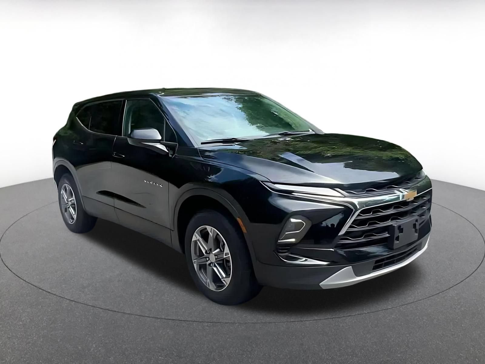 Used 2025 Chevrolet Blazer LT FWD image 3