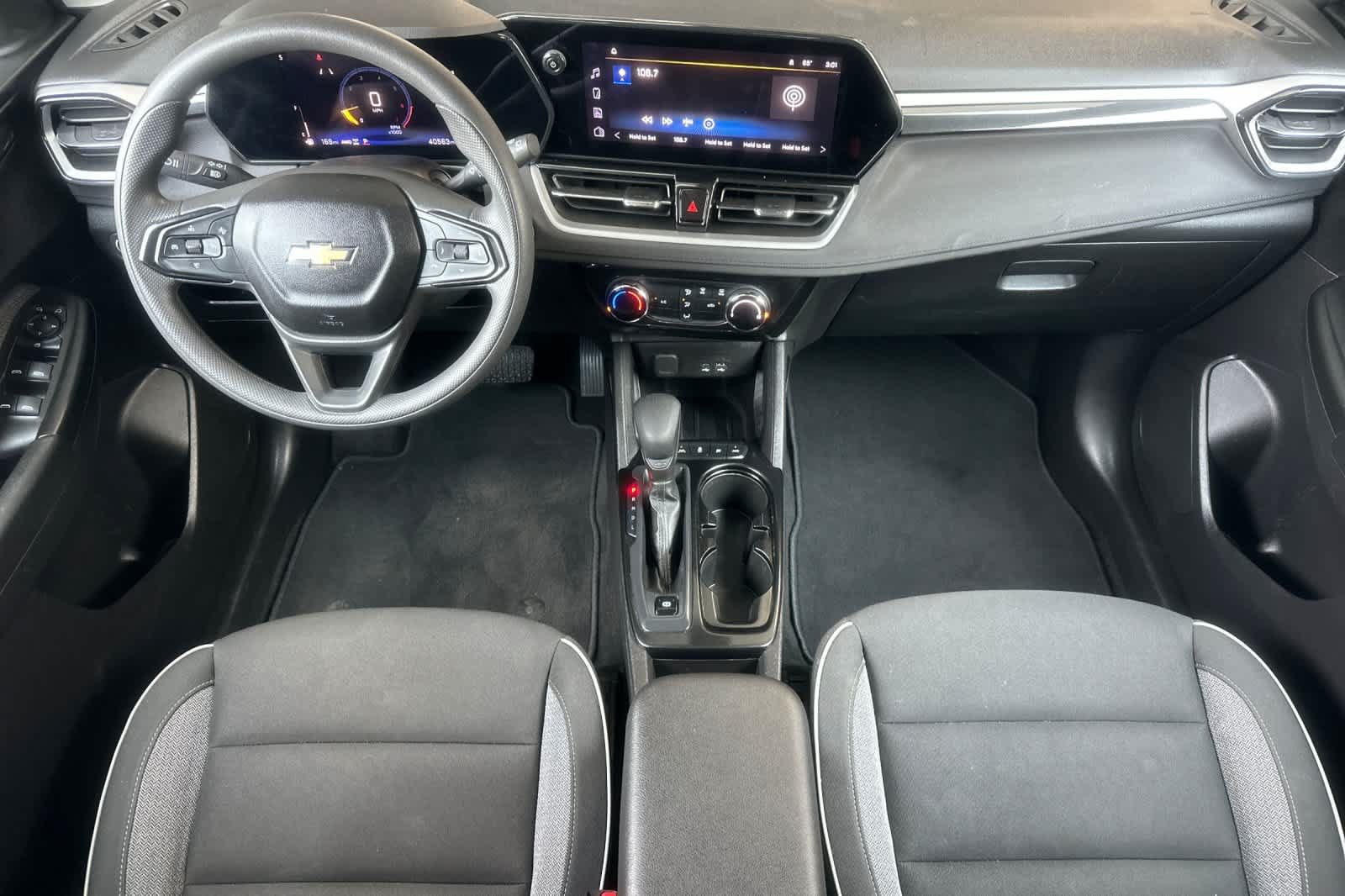 Used 2025 Chevrolet TrailBlazer LT AWD/4WD image 3