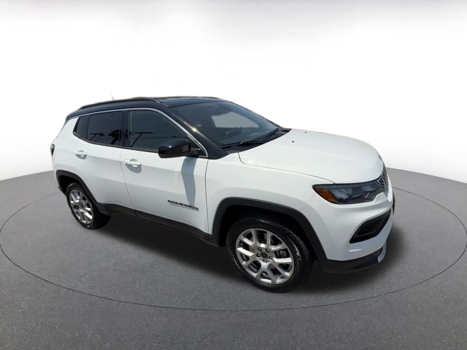 Used 2025 Jeep Compass Limited AWD/4WD image 2