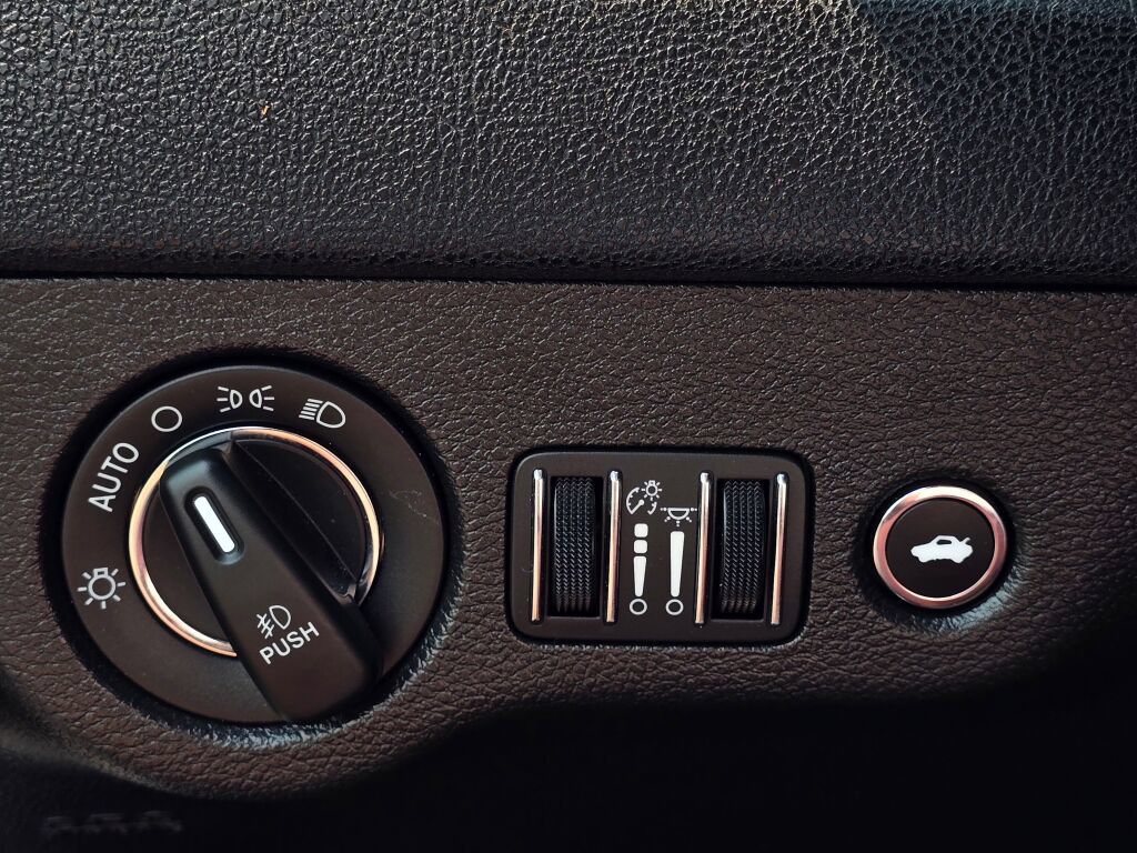Used 2020 Chrysler 300 Limited RWD image 22