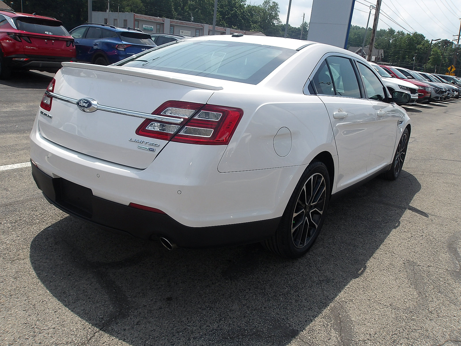 Used 2018 Ford Taurus Limited AWD/4WD image 7