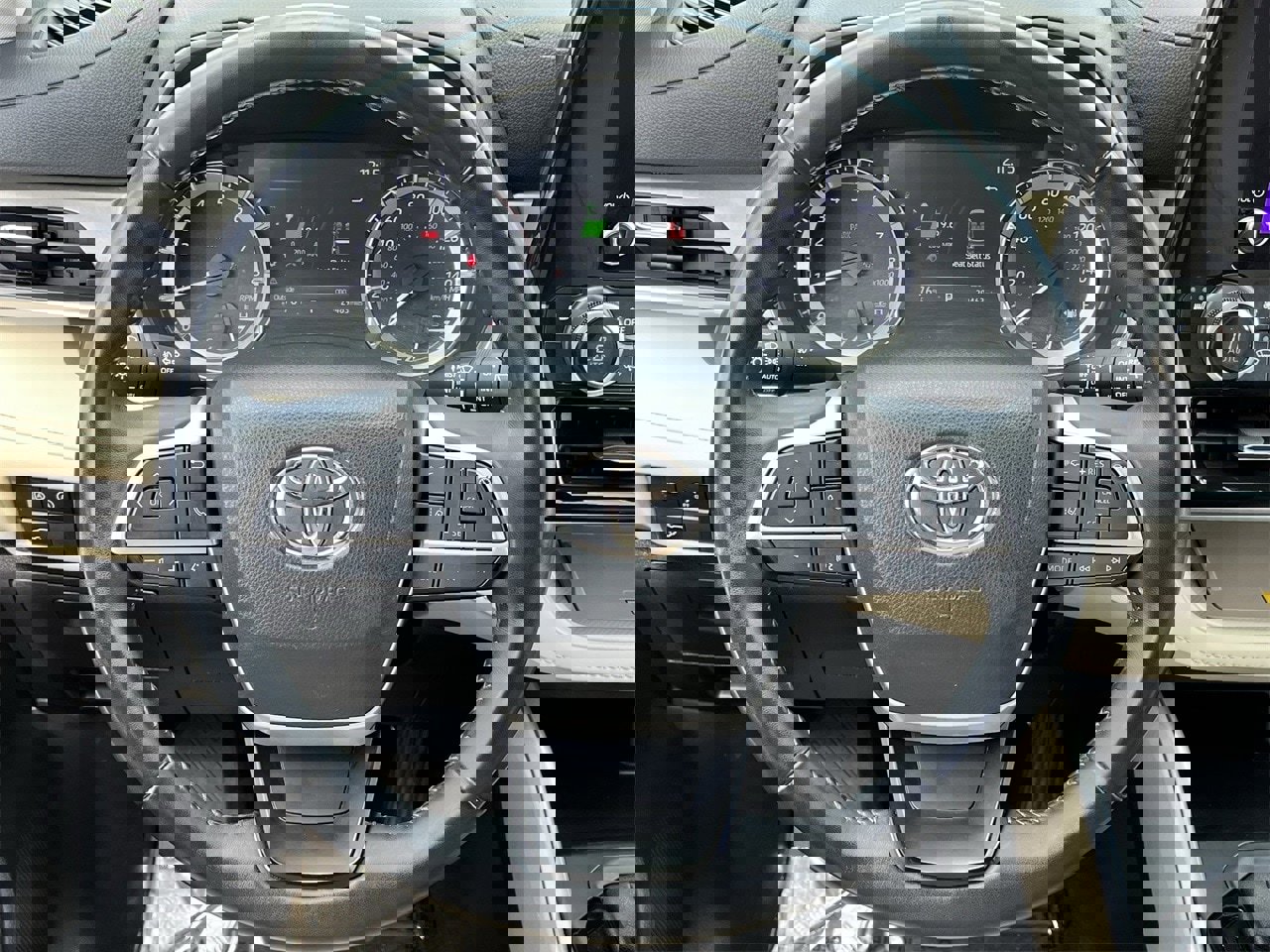 Used 2023 Toyota Highlander XLE image 11