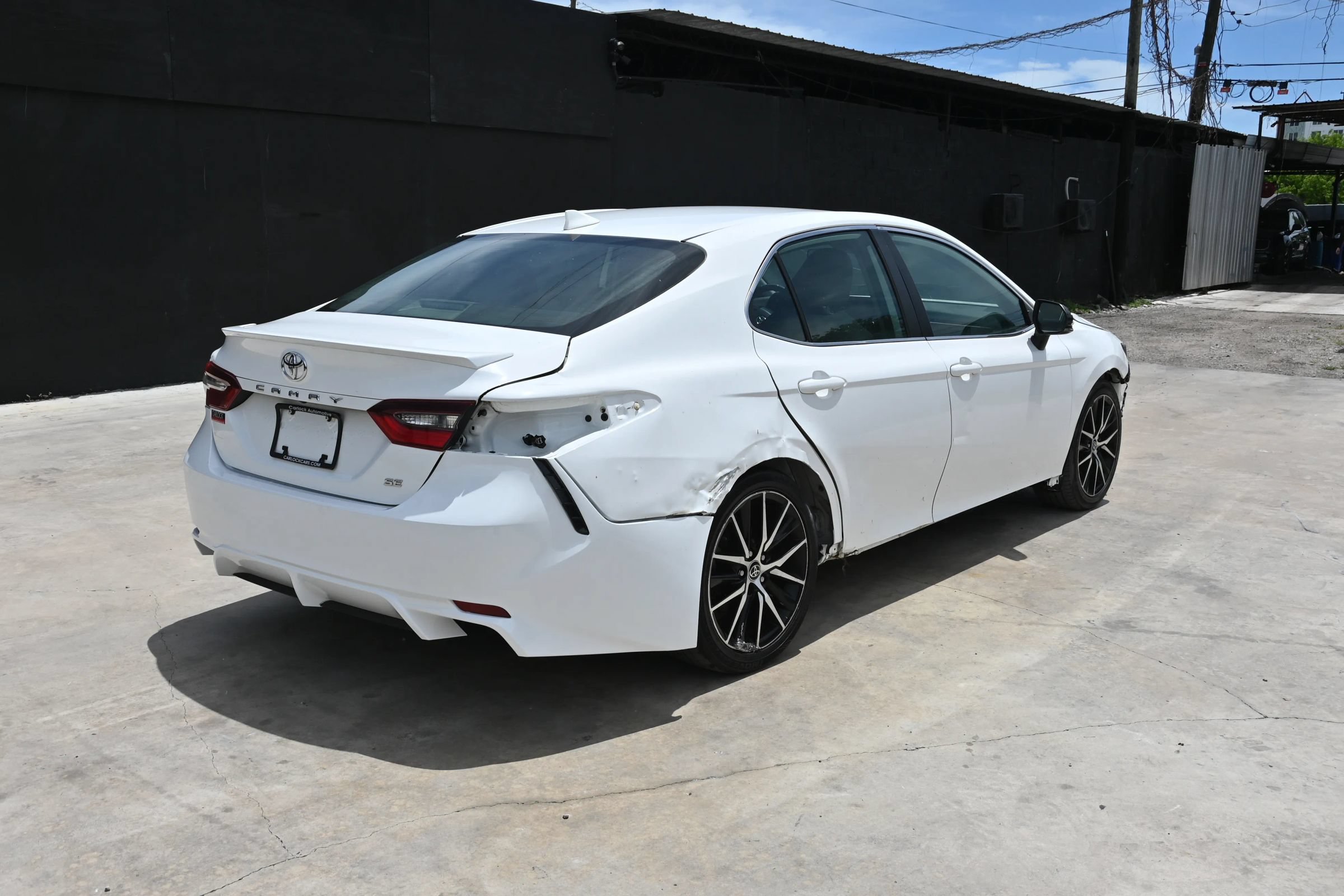 Used 2022 Toyota Camry SE FWD image 3