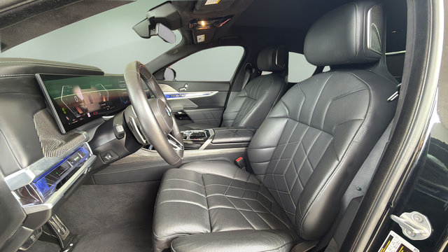 Used 2025 BMW 760i xDrive w/ Executive Package AWD/4WD image 9