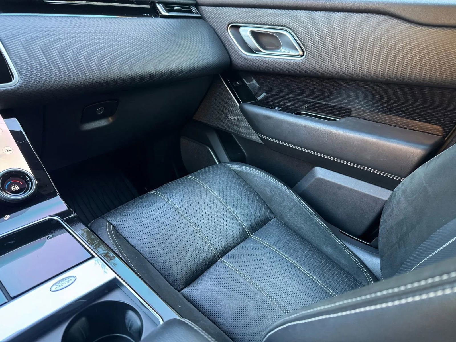 Used 2018 Land Rover Range Rover Velar R-Dynamic SE image 19