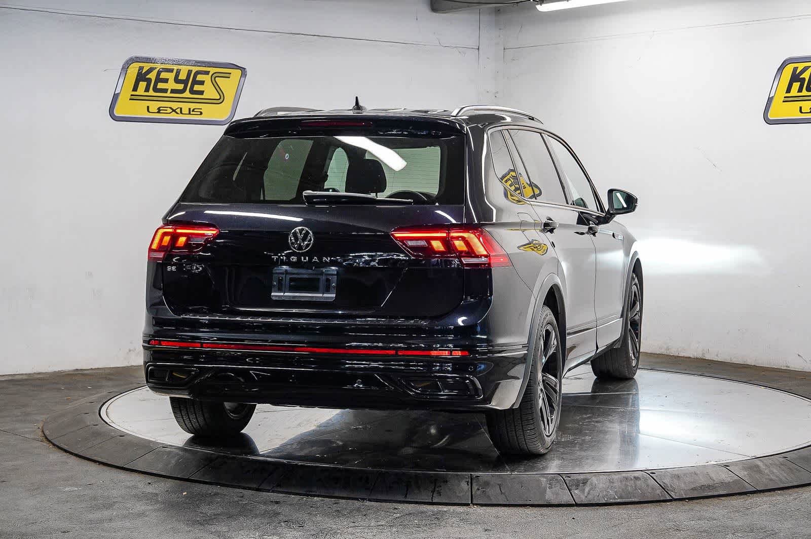 Used 2023 Volkswagen Tiguan SE R-Line FWD image 4