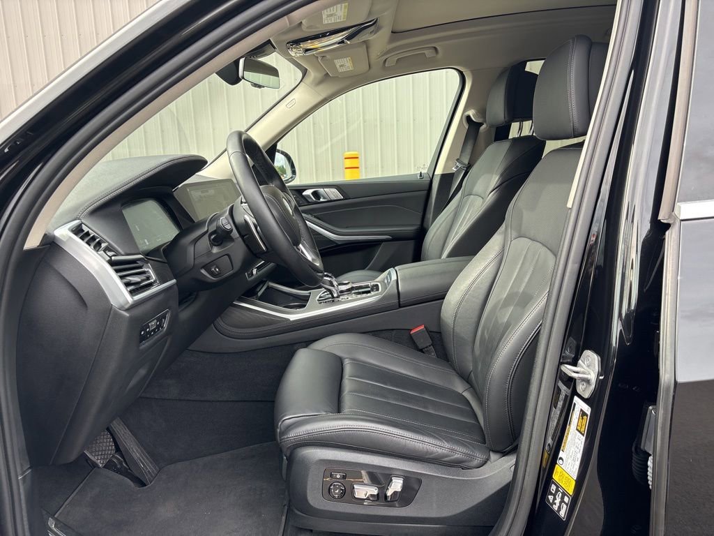 Used 2022 BMW X7 xDrive40i w/ Premium Package image 11