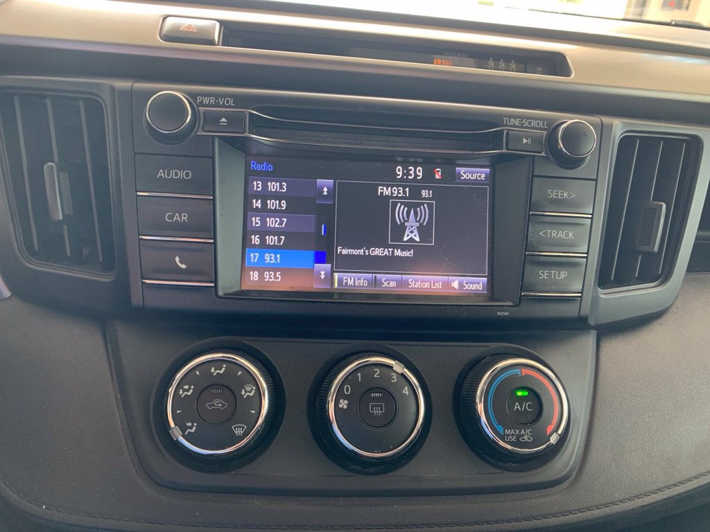 Used 2017 Toyota RAV4 LE AWD/4WD image 7