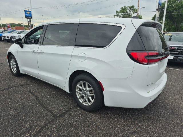 Used 2025 Chrysler Pacifica Select FWD image 5