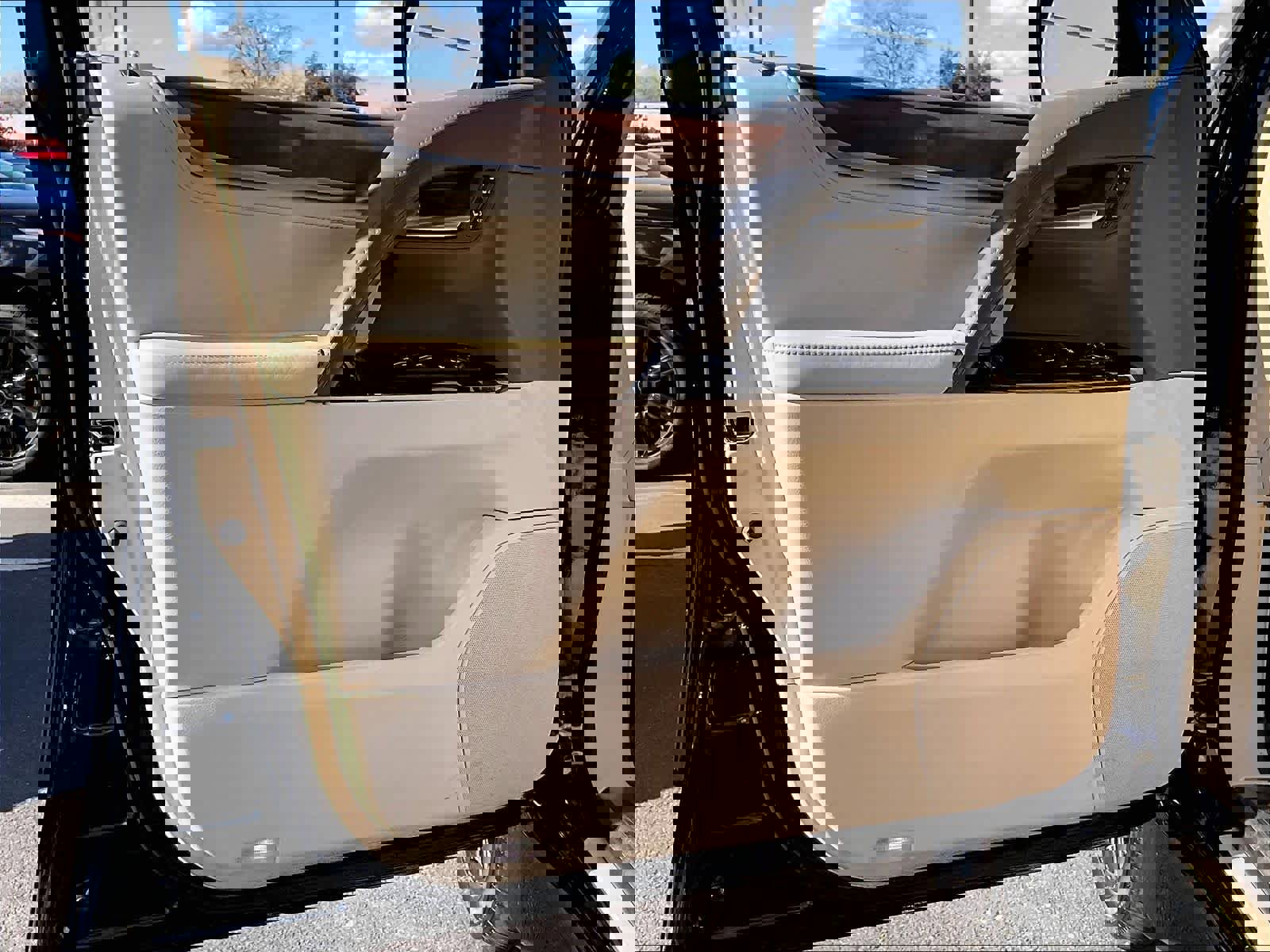 Used 2020 Lexus LX 570 4WD w/ Luxury Package image 25