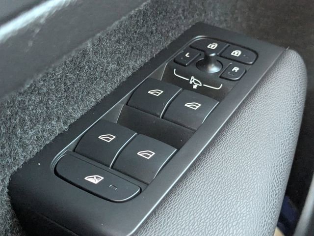 Certified 2025 Volvo XC40 B5 Core image 32