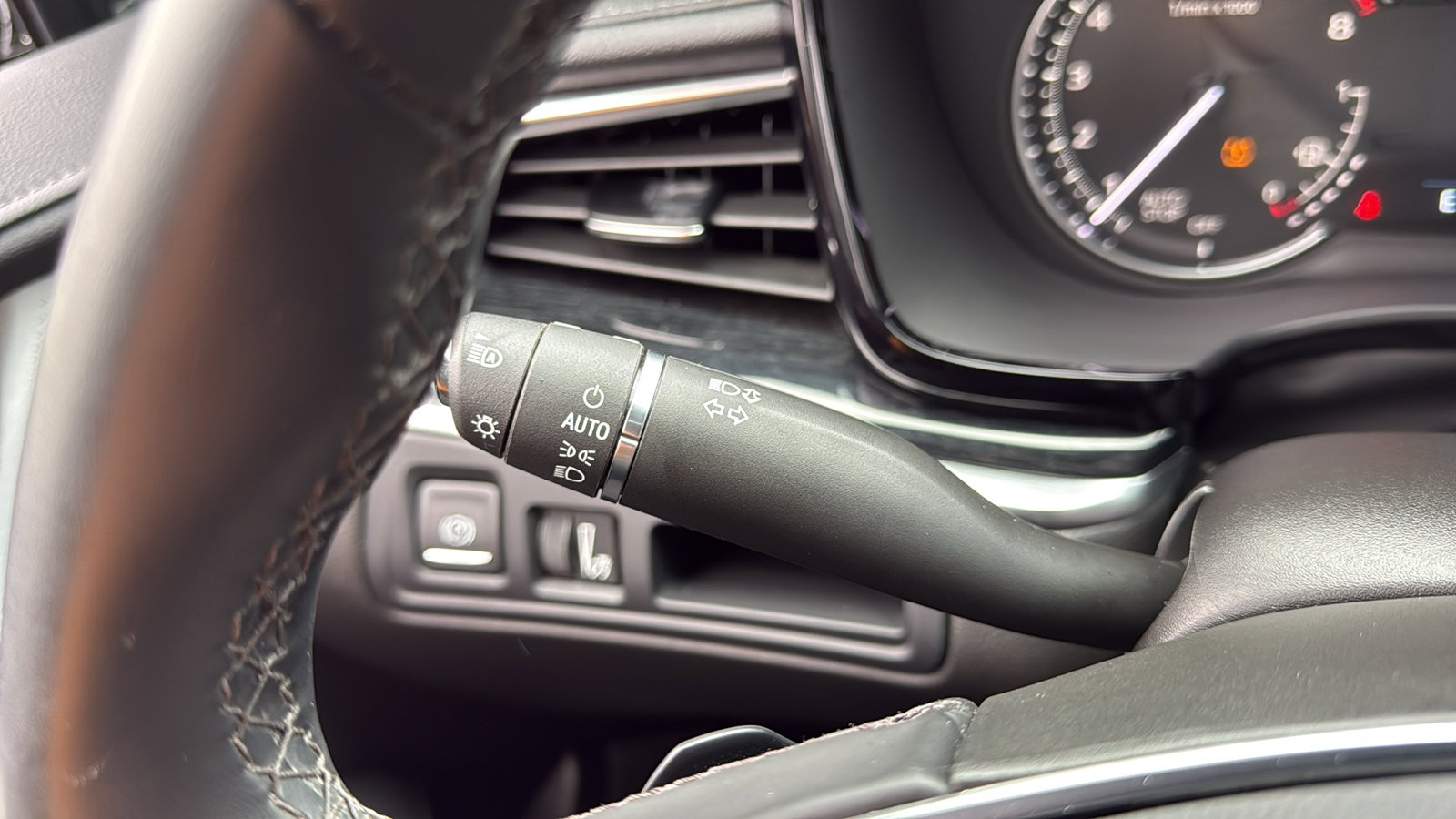 Used 2025 Cadillac XT5 Premium Luxury image 15