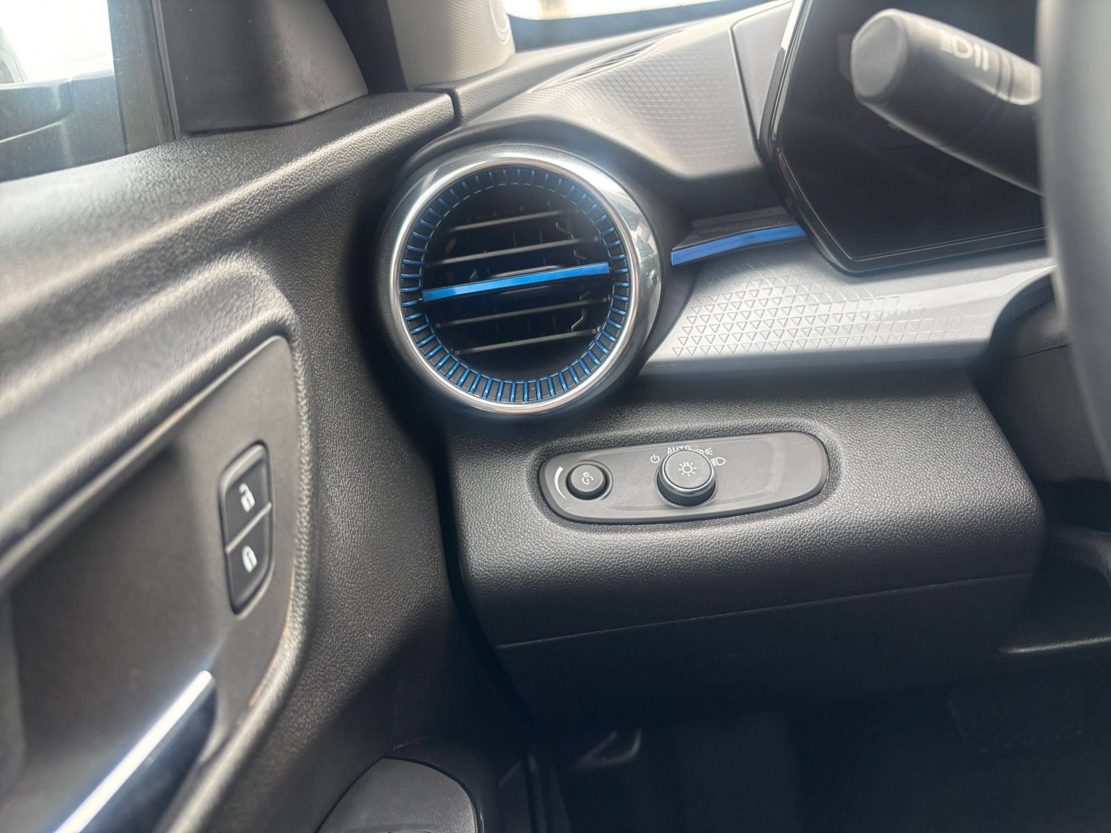 Used 2025 Chevrolet Trax LT w/ LT Convenience Package FWD image 28