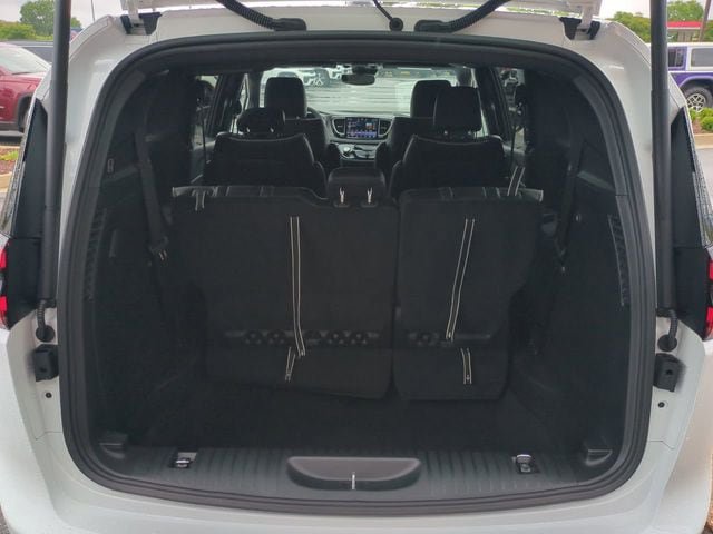 New 2027 Chrysler Pacifica Limited FWD image 13