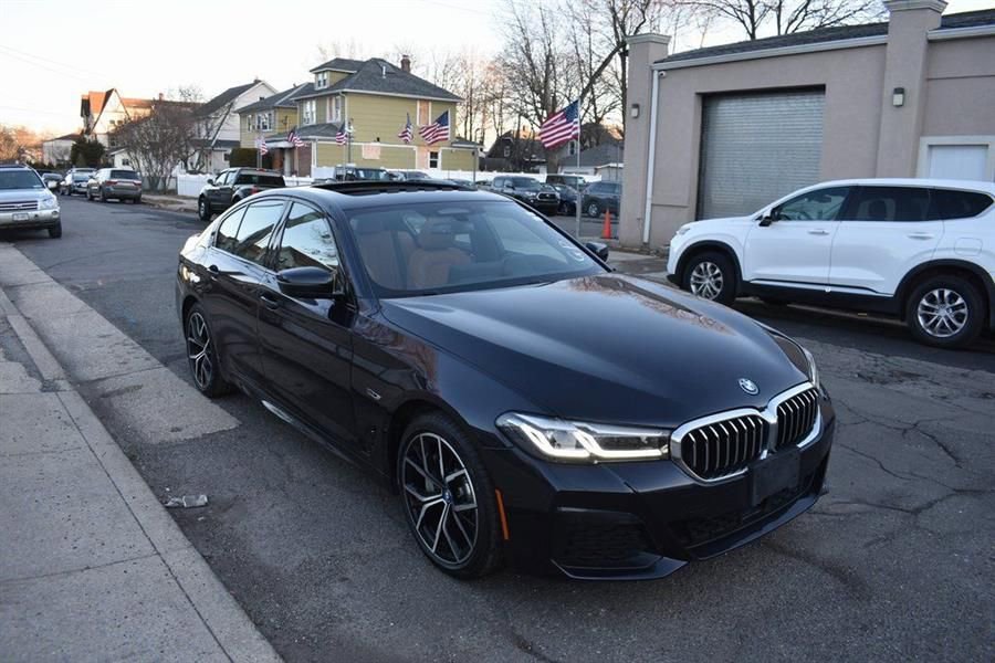 Used 2023 BMW 530e w/ M Sport Package image 4