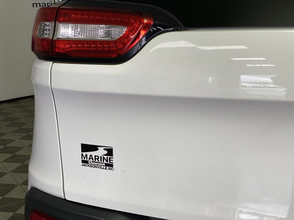 Used 2017 Jeep Cherokee Sport FWD image 34