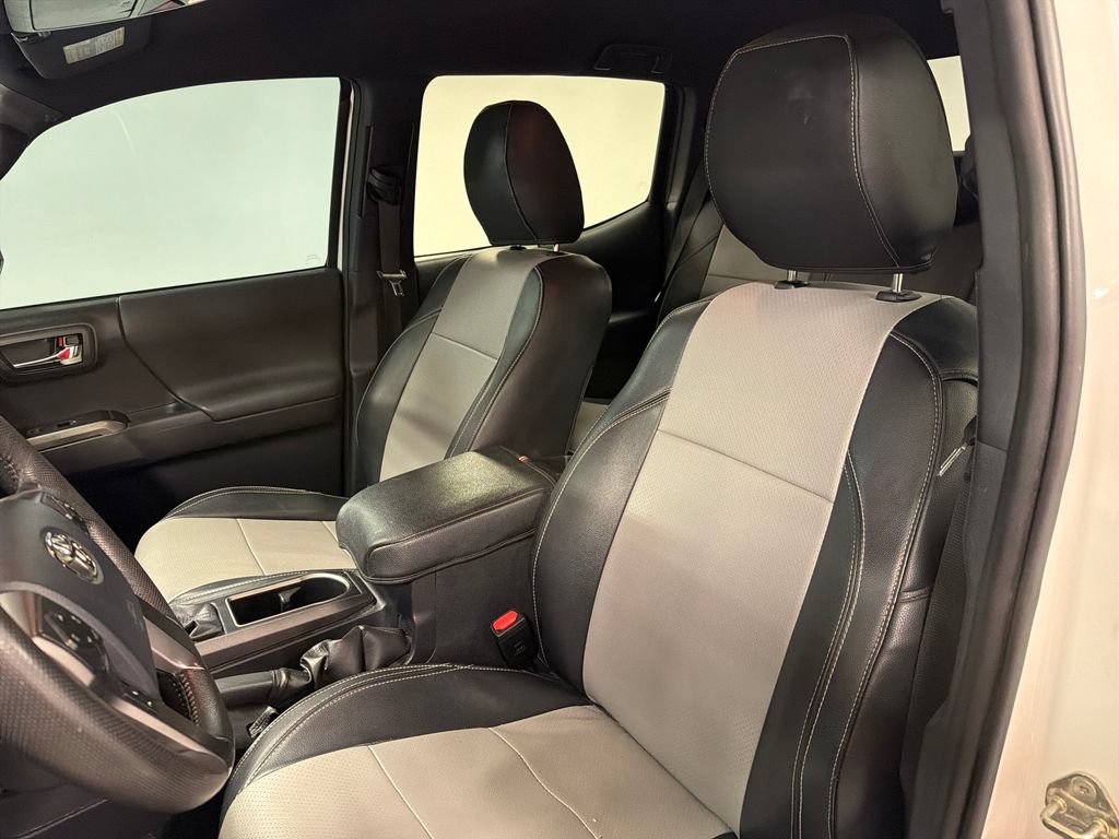 Used 2020 Toyota Tacoma TRD Sport AWD/4WD image 26
