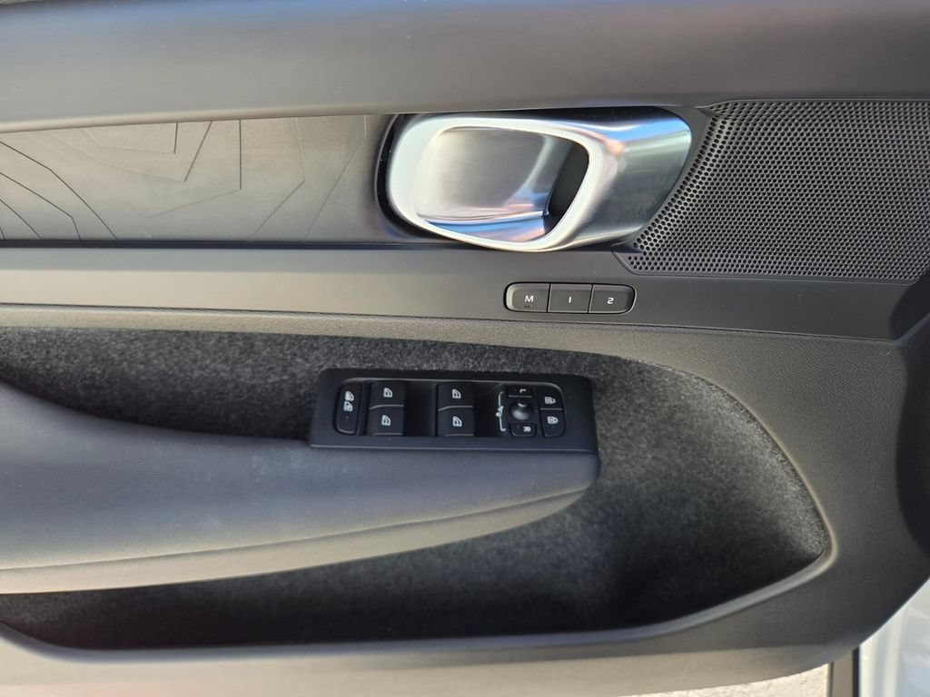 Certified 2023 Volvo XC40 Recharge Plus AWD/4WD image 24