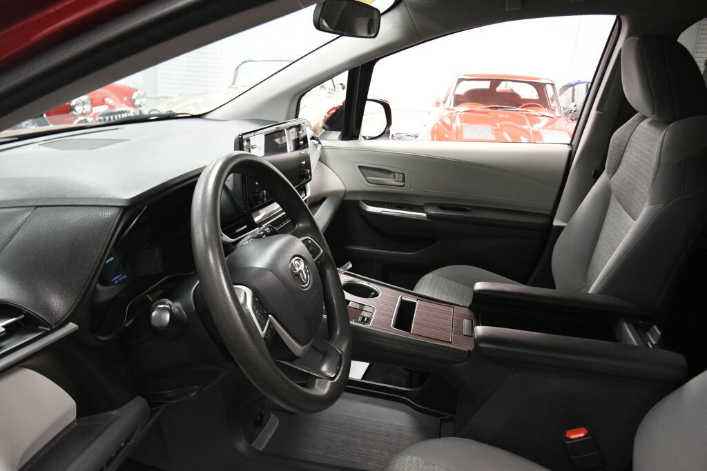 Used 2021 Toyota Sienna LE FWD image 18