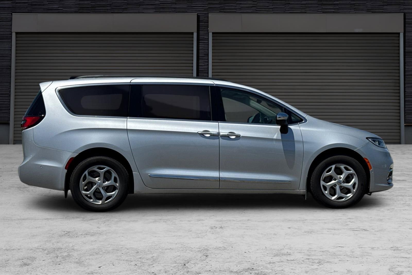 Used 2023 Chrysler Pacifica Limited w/ Uconnect Theater Family Group AWD/4WD image 3