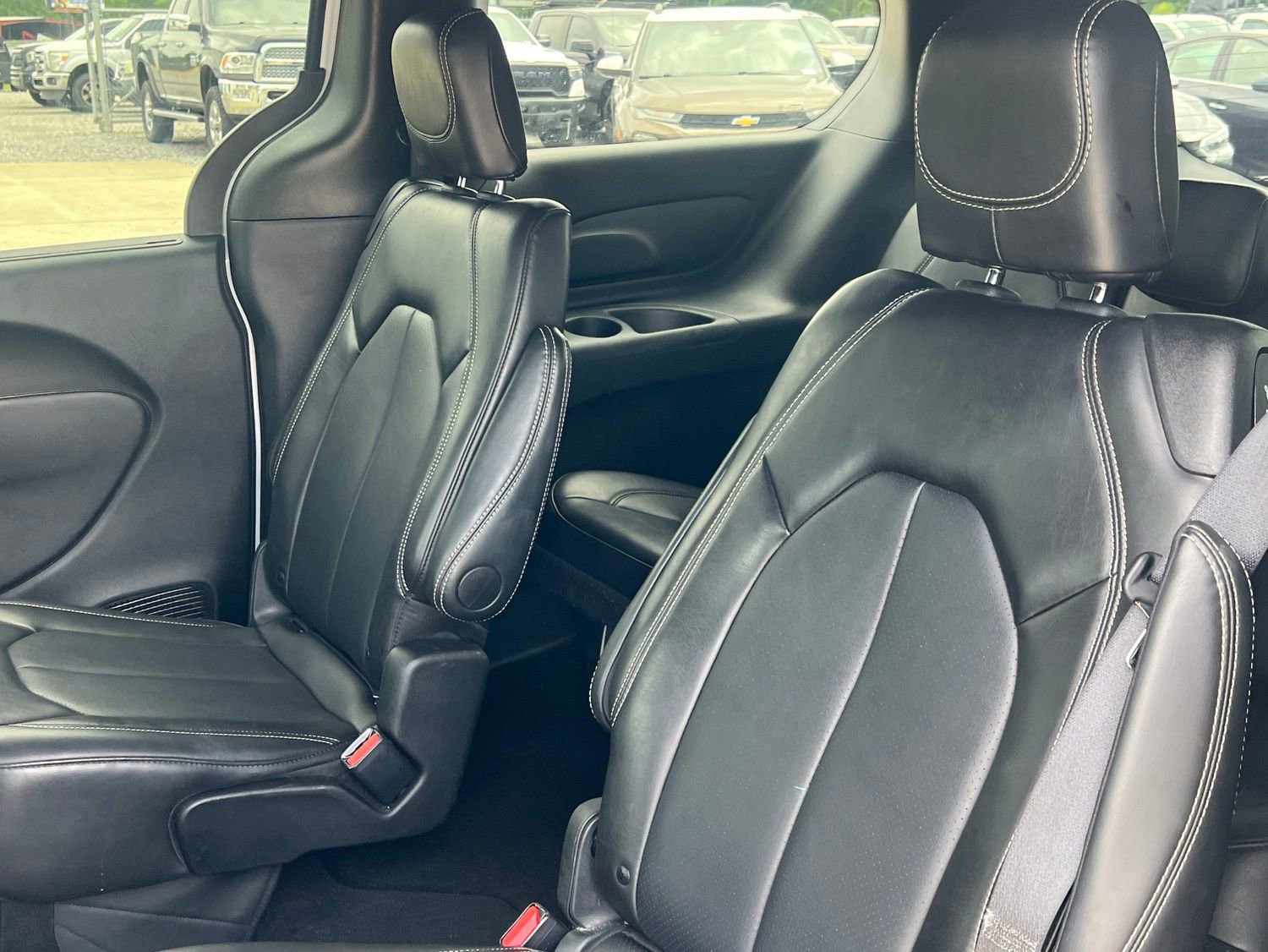 Used 2025 Chrysler Pacifica Select FWD image 12