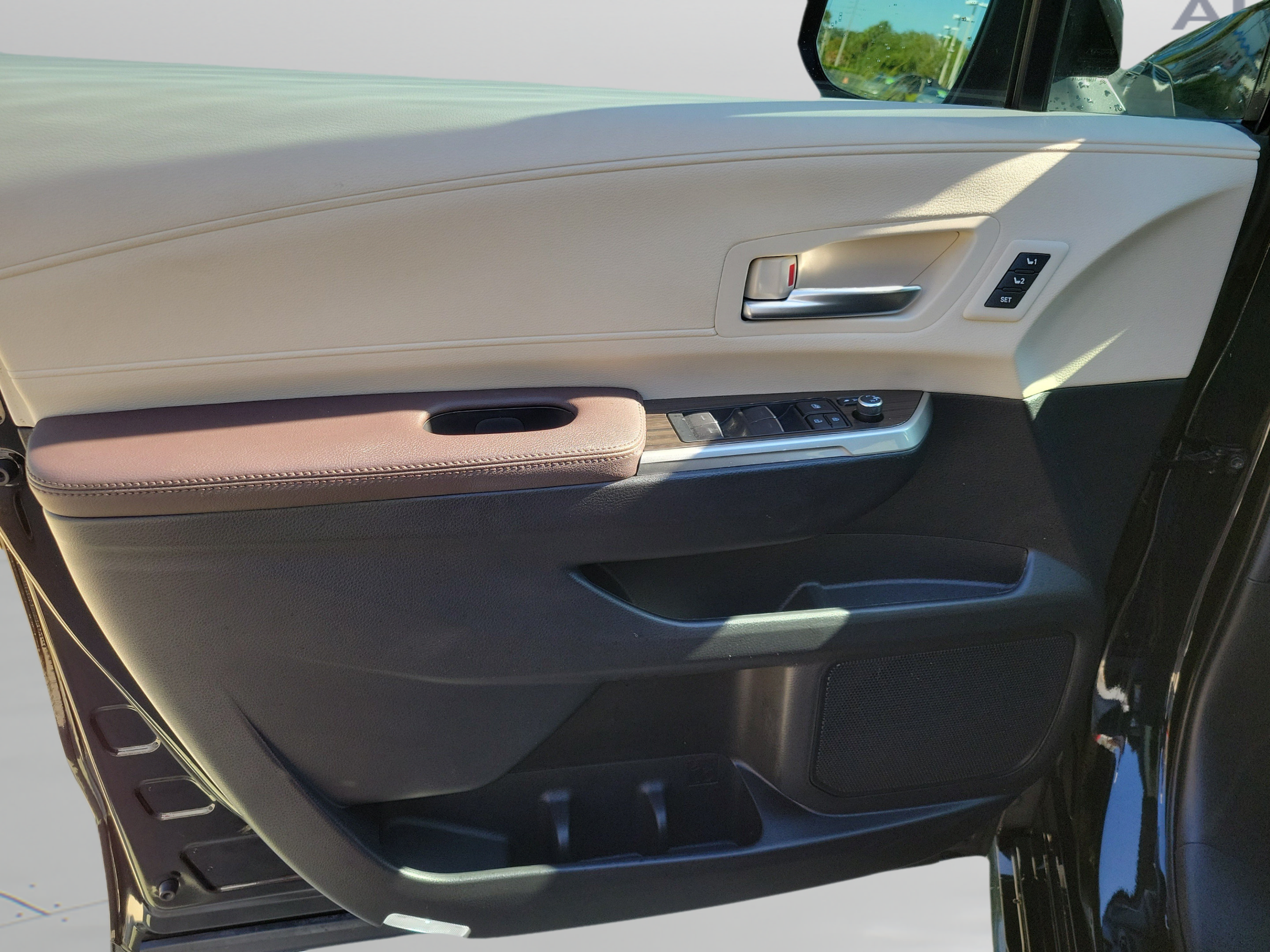 Certified 2024 Toyota Sienna Platinum FWD image 6
