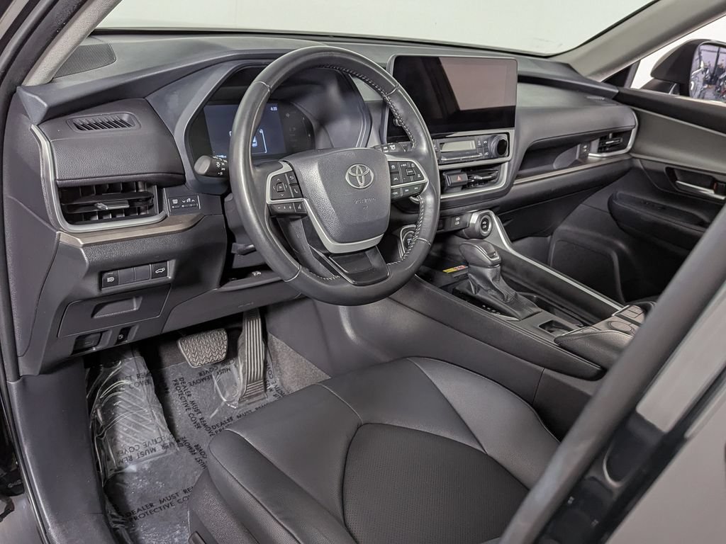 Used 2025 Toyota Grand Highlander AWD image 16