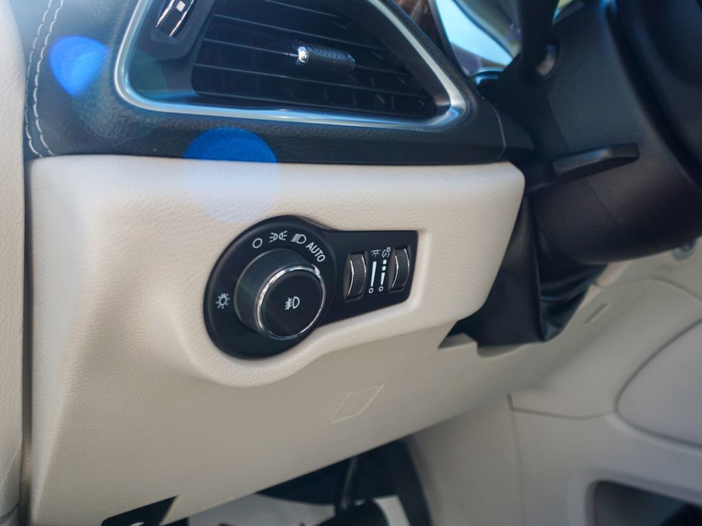 Used 2021 Chrysler Pacifica Limited w/ Uconnect Theater Family Group image 21