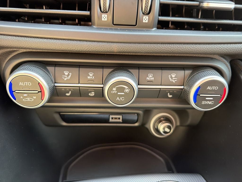 Used 2024 Alfa Romeo Giulia Veloce RWD image 21