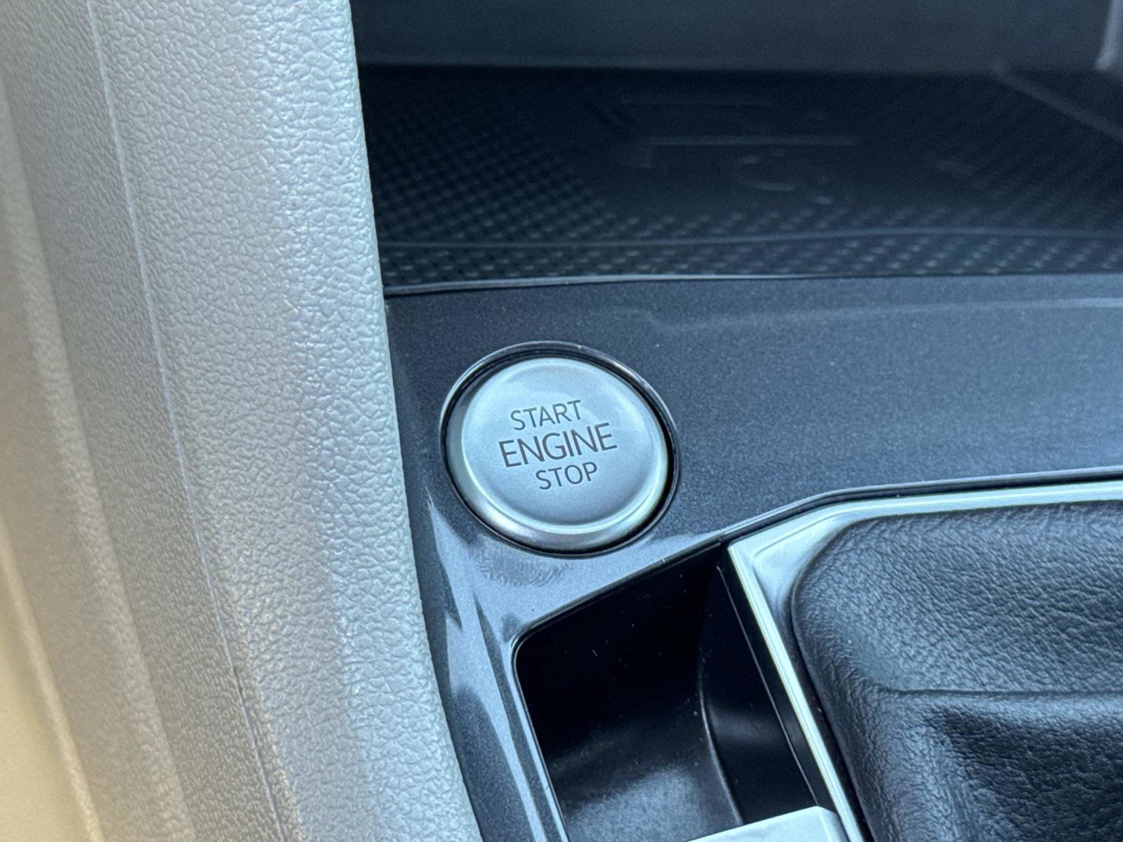 Used 2022 Volkswagen Tiguan SE R-Line image 18