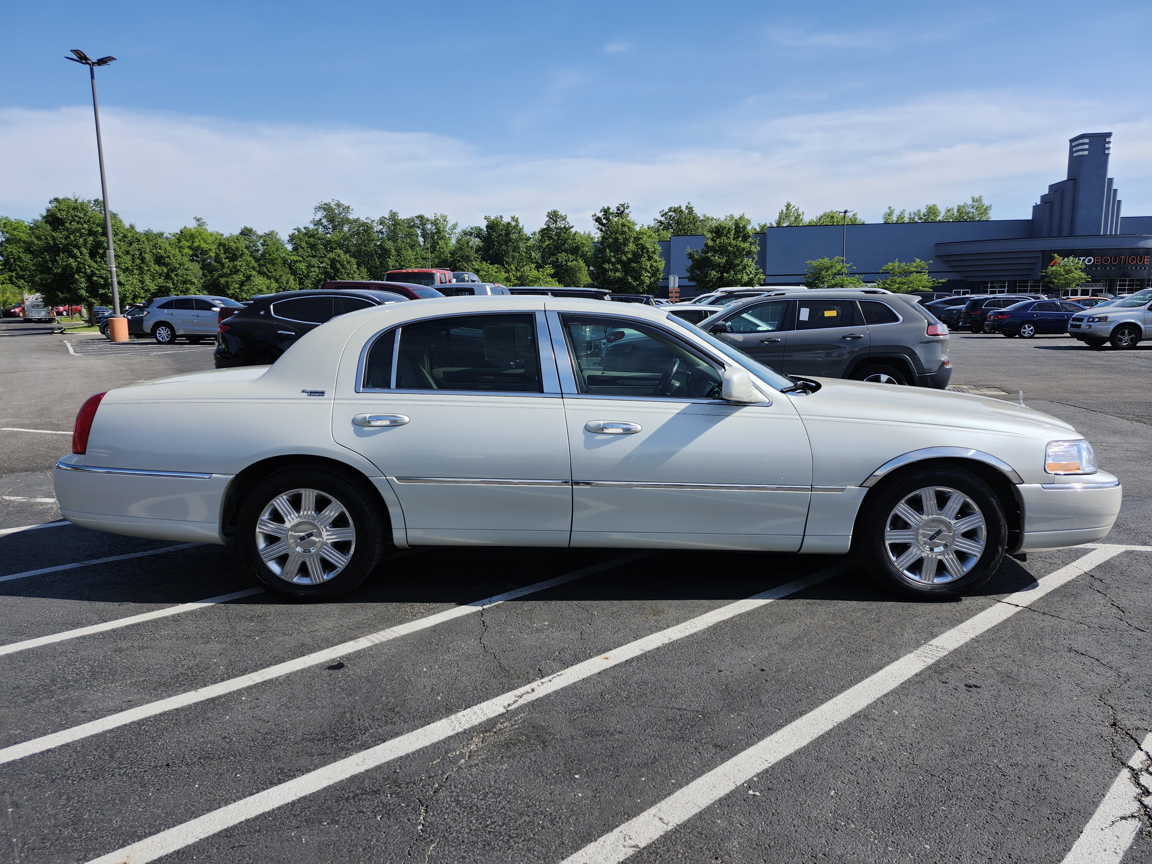 Used 2005 Lincoln Town Car Signature Limited RWD image 16