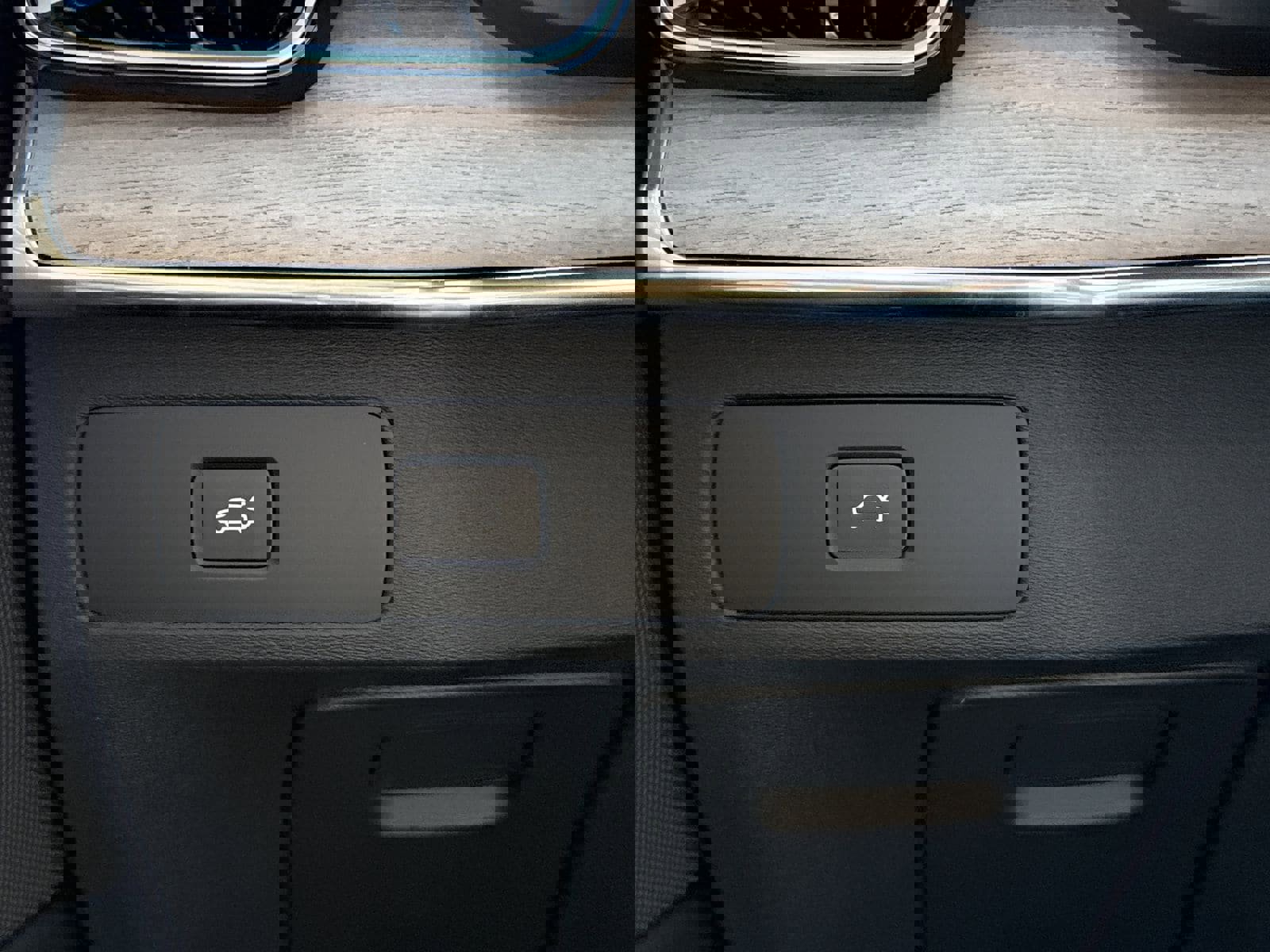 New 2026 Volvo XC90 B5 Plus w/ Protection Package Premier image 21